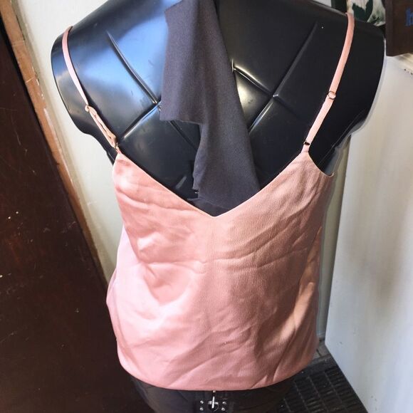 Lulu’s blush pink split/v-neck silky M strappy top - Picture 2 of 3